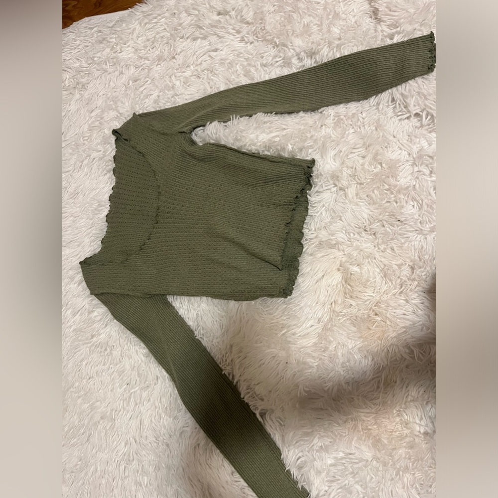 green u cut long sleeves shirt. SIZE: S